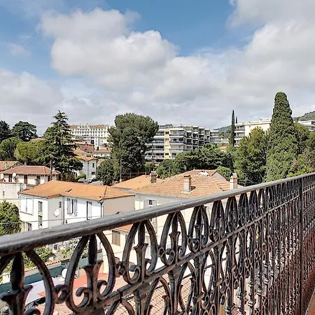 Superbe Vue Degagee Sur Des Jardins Apartment
